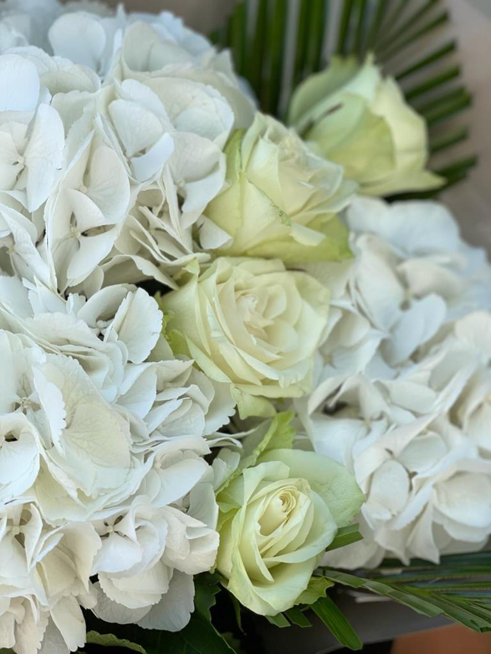 White Rosa Hydrange Buket